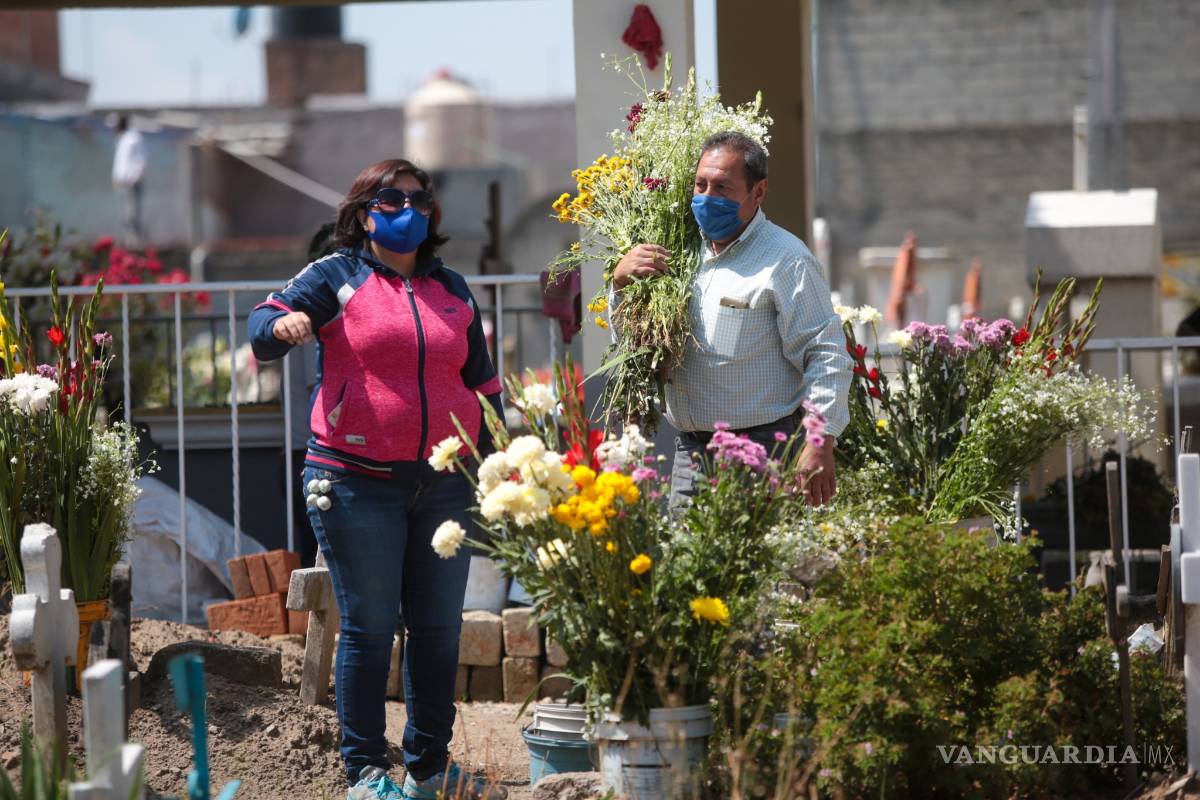 Pide Gatell no ir al panteón en Día de Muertos