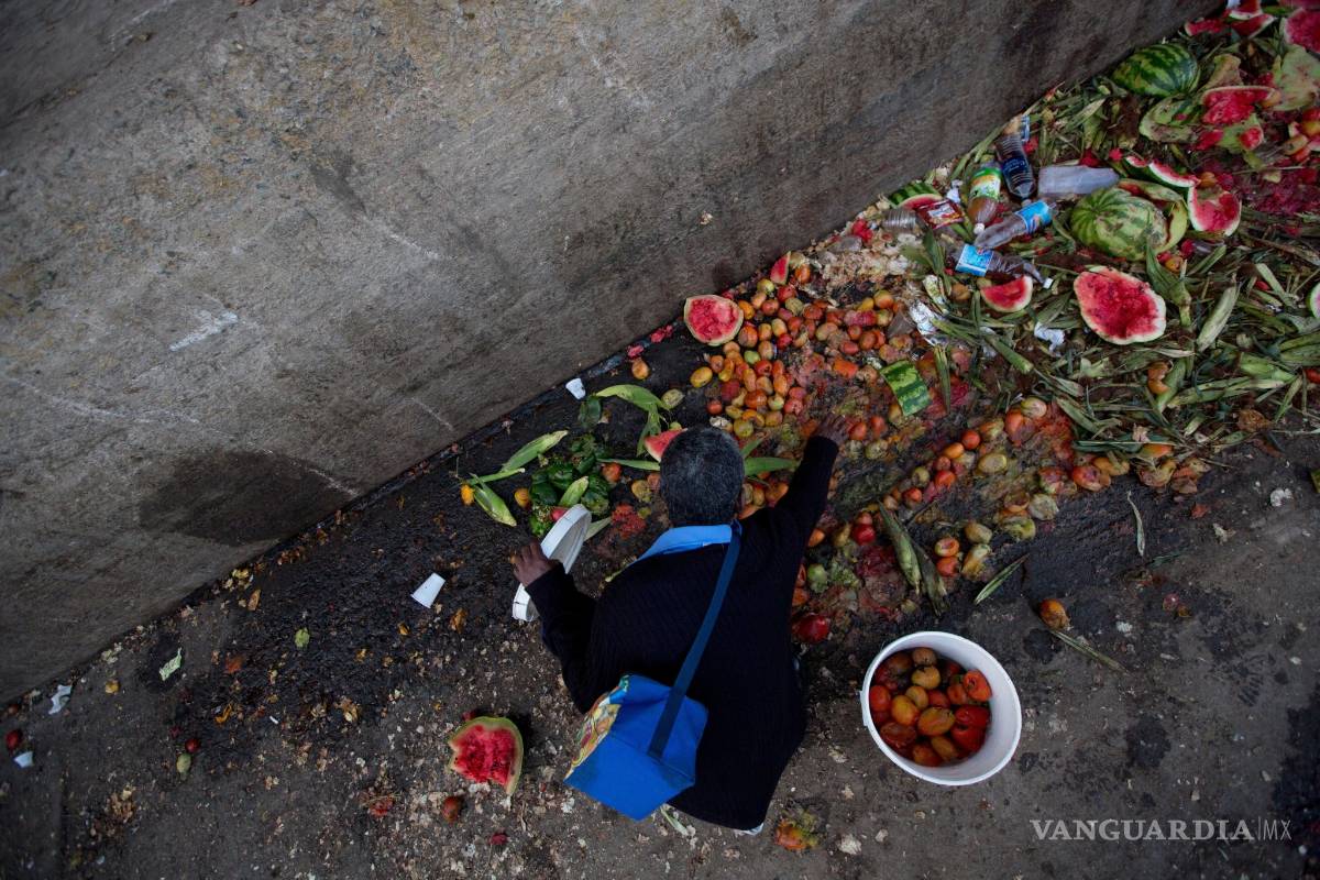 Ante la crisis, venezolanos buscan comida en basurales