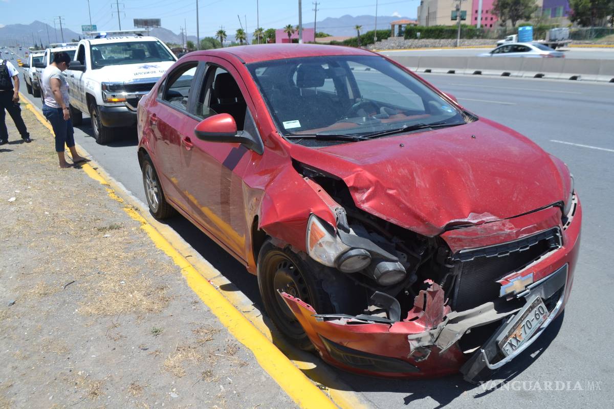 Conductor ebrio provoca choque en Fundadores e intenta escapar