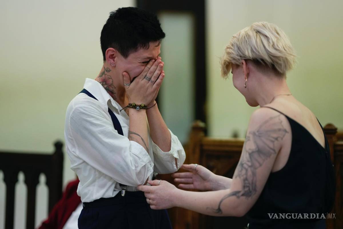 $!Las recién casadas Tatiana Skvortosovay Nadezhda Skvortosova, de nacionalidad rusa, reaccionan cuando un juez las declara esposas en un registro civil.