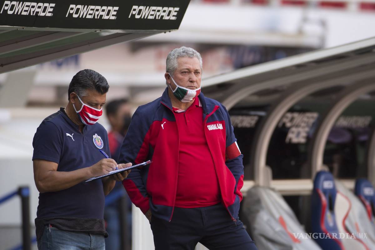 Afición le reclama a Vucetich en el Aeropuerto