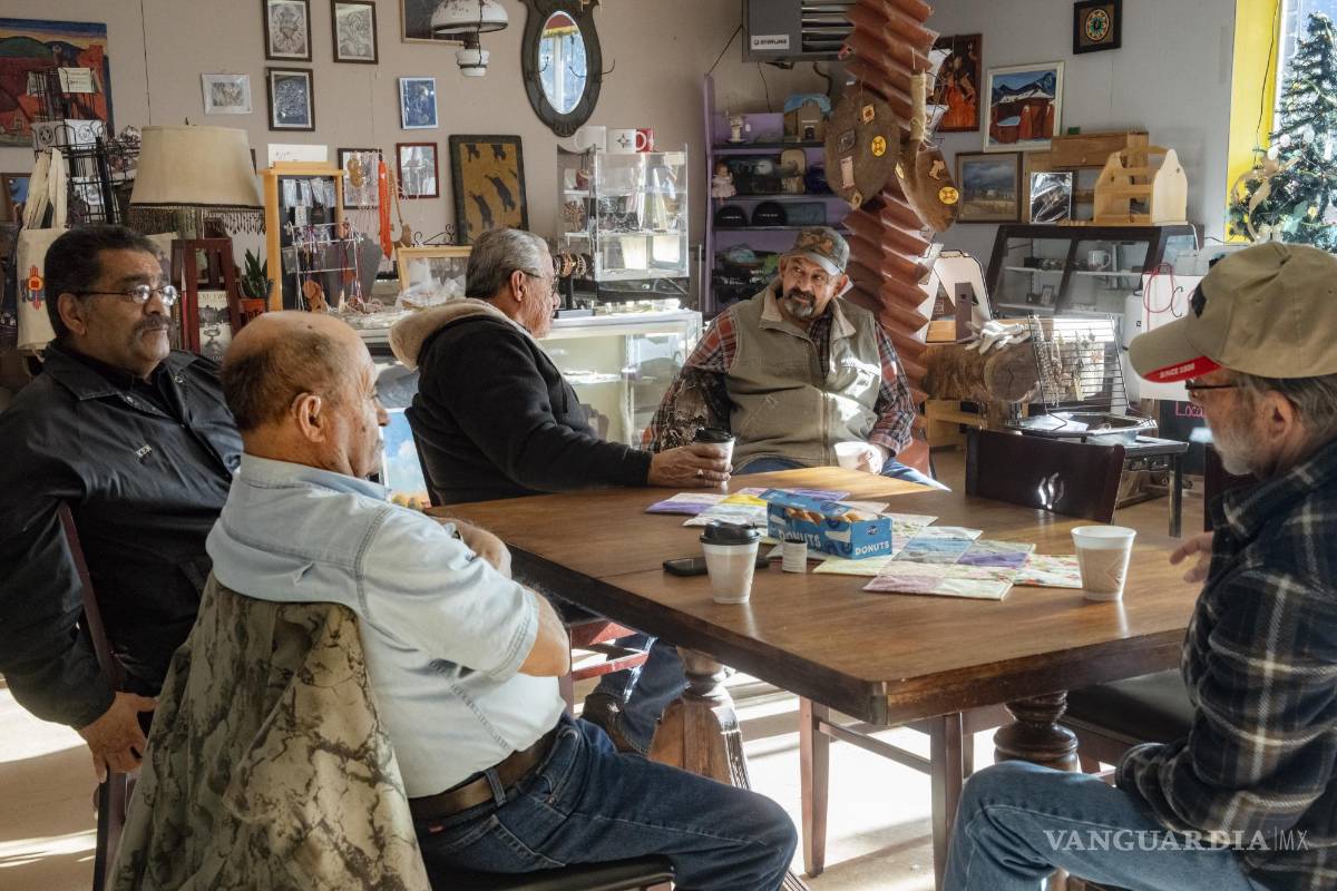 $!Clientes sentados en Rael’s Market &amp; Coffee Shop en el pueblo de Questa, Nuevo México, en las montañas nevadas de Sangre de Cristo.