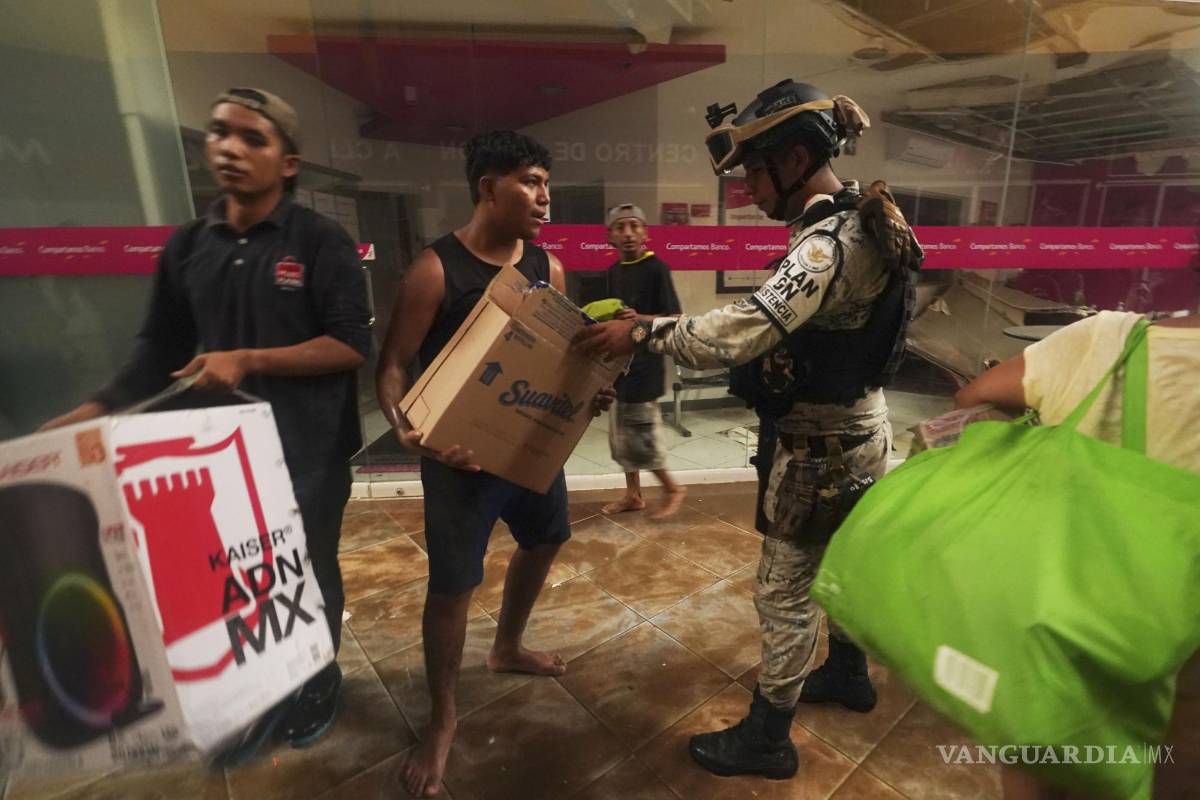 $!Un soldado de la Guardia Nacional mexicana intenta detener los saqueos en un centro comercial después de que el huracán Otis arrasara Acapulco, México.