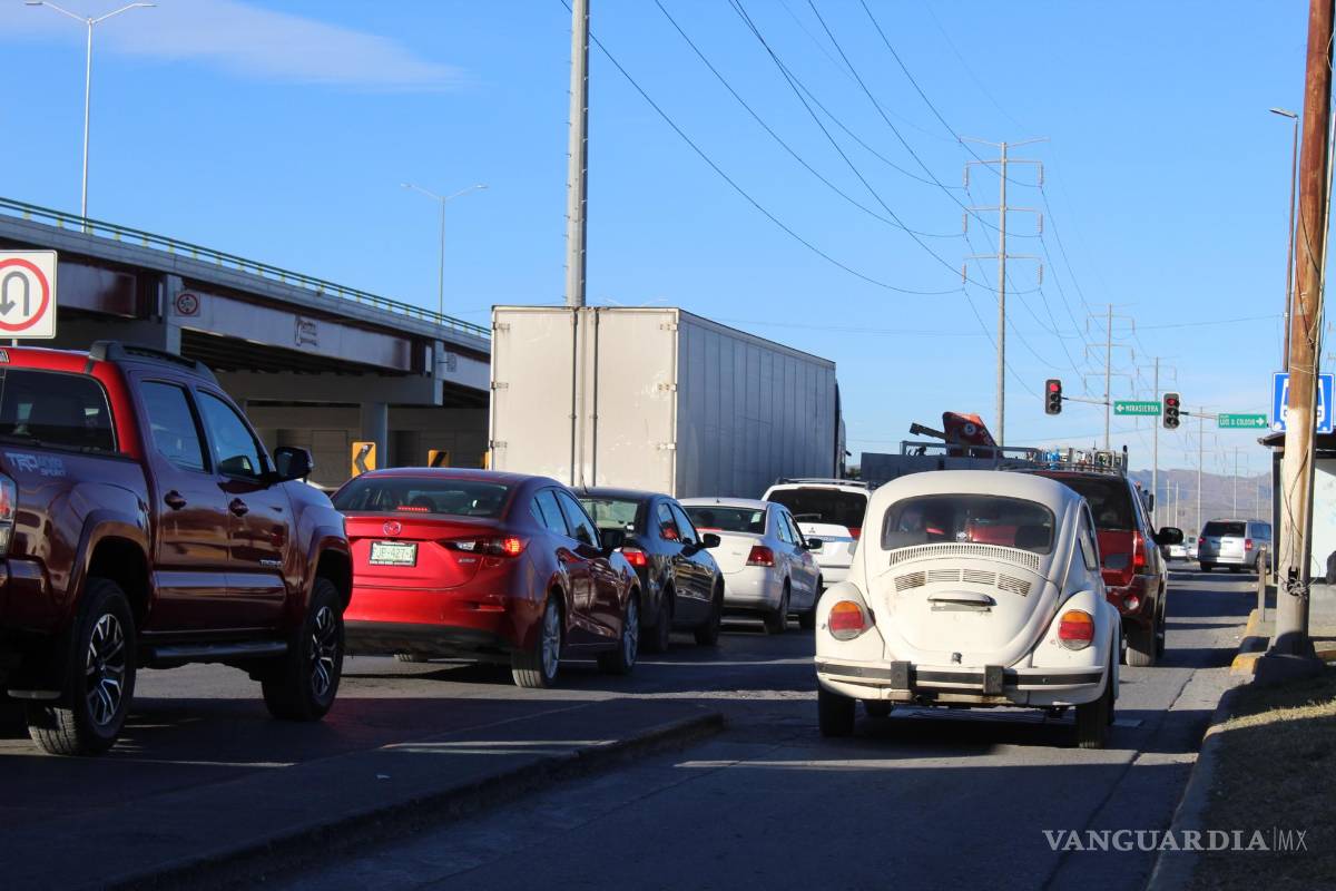 $!Ciclovía en el cruce de los bulevares Fundadores y Luis Donaldo Colosio es utilizada como carril vehicular.