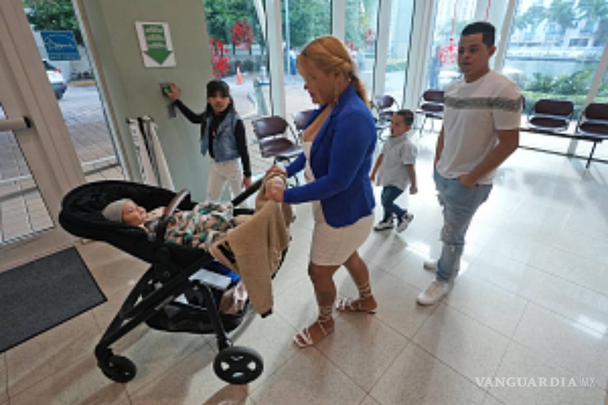 $!Aaron Rodríguez y Cindy Baneza en un tribunal de inmigración en Miami. Un juez les concediera más tiempo para encontrar un abogado para solicitar asilo.