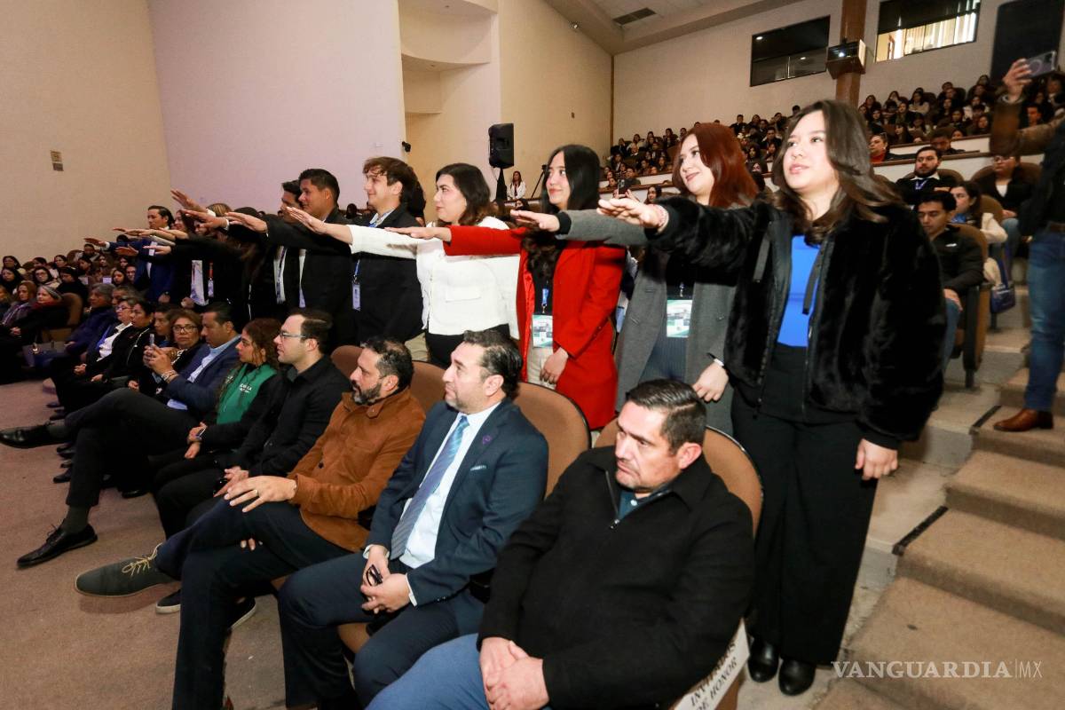 $!Autoridades universitarias tomaron protesta a la sociedad de alumnos “RADIX” y reconocieron a personal jubilado.