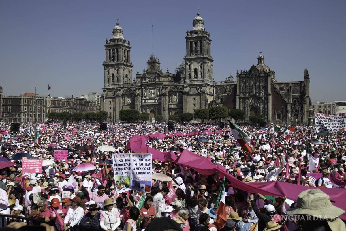 $!Miles de personas asisten a la convocatoria en el Zócalo de CDMX para sumarse a la marcha #MivotoNoseToca #Inenosetoca.