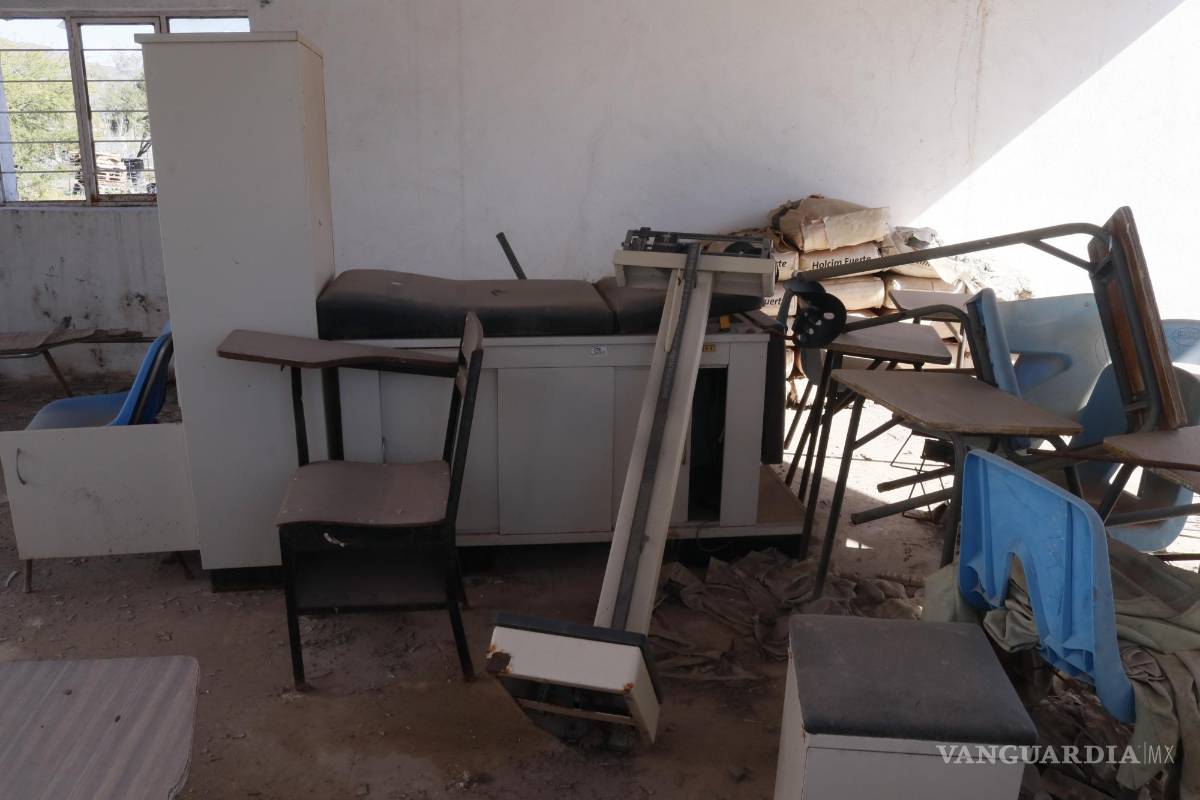 $!El gobernador Manolo Jiménez prometió rehabilitar los centros de salud de los ejidos, una meta comprometedora dado el nivel de deterioro.