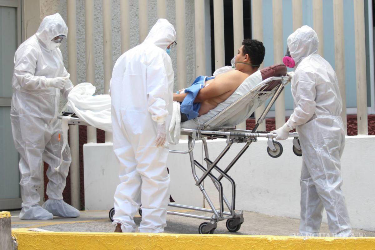 $!Imagen del 17 de agosto de 2021, paramédicos realizaron un traslado de un joven con COVID-19 en el Hospital Pediátrico La Villa.