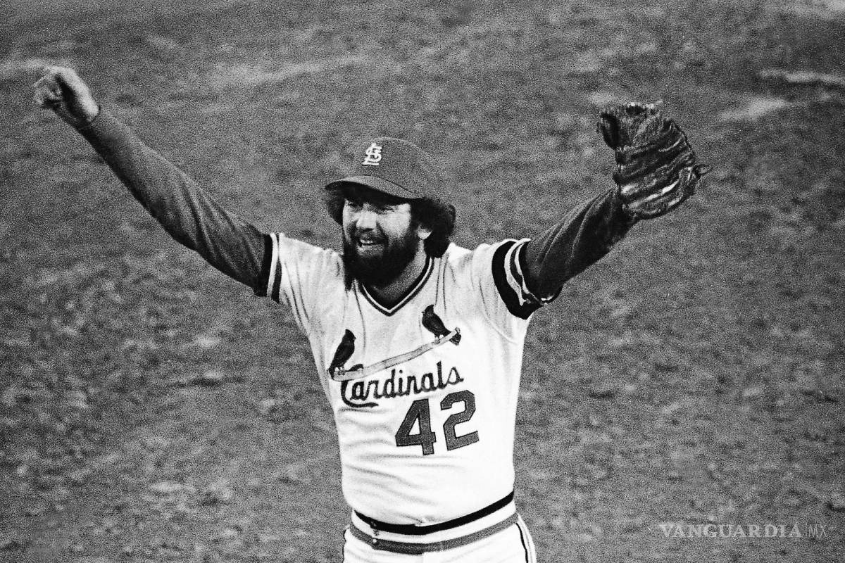 $!El relevista de los St. Louis Cardinals, Bruce Sutter, celebra el último out en la novena entrada del Juego 7 de la Serie Mundial el 20 de octubre de 1982.