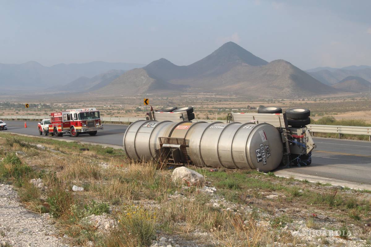 Tanque de diésel de tráiler se desprende y vuelca en la carretera Saltillo-Zacatecas