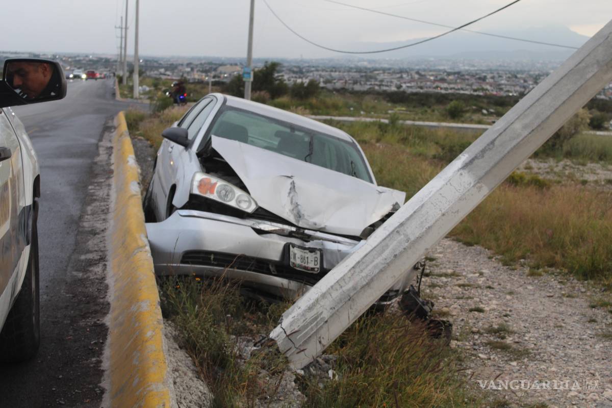 Conductor se impacta contra poste de concreto y abandona su auto, en Saltillo