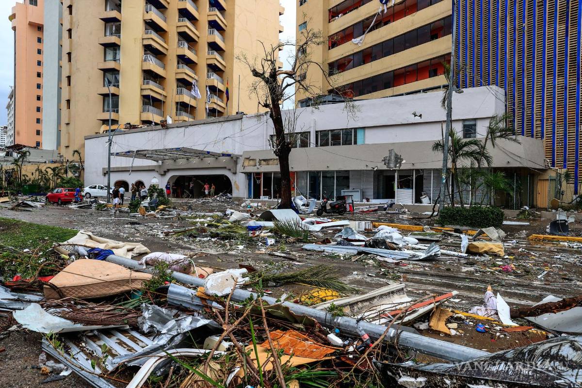 $!Una calle afectada por el paso del huracán Otis en el balneario de Acapulco, en el estado de Guerrero, México.