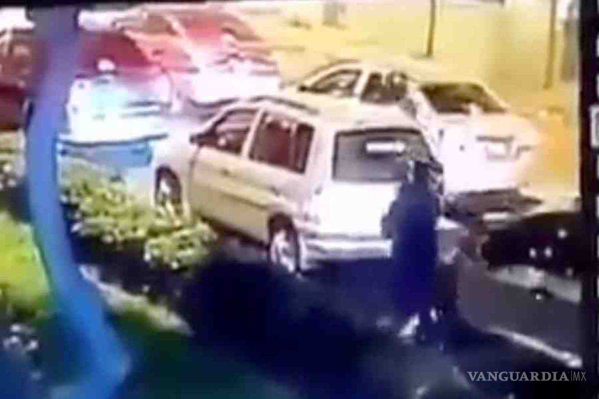 Recibe a balazos a asaltante desde su carro (VIDEO)