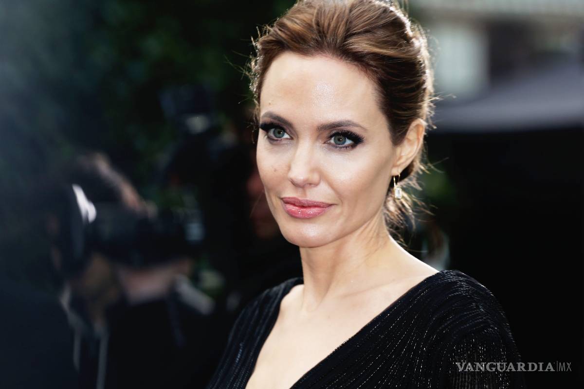 Angelina Jolie teme al desnudo