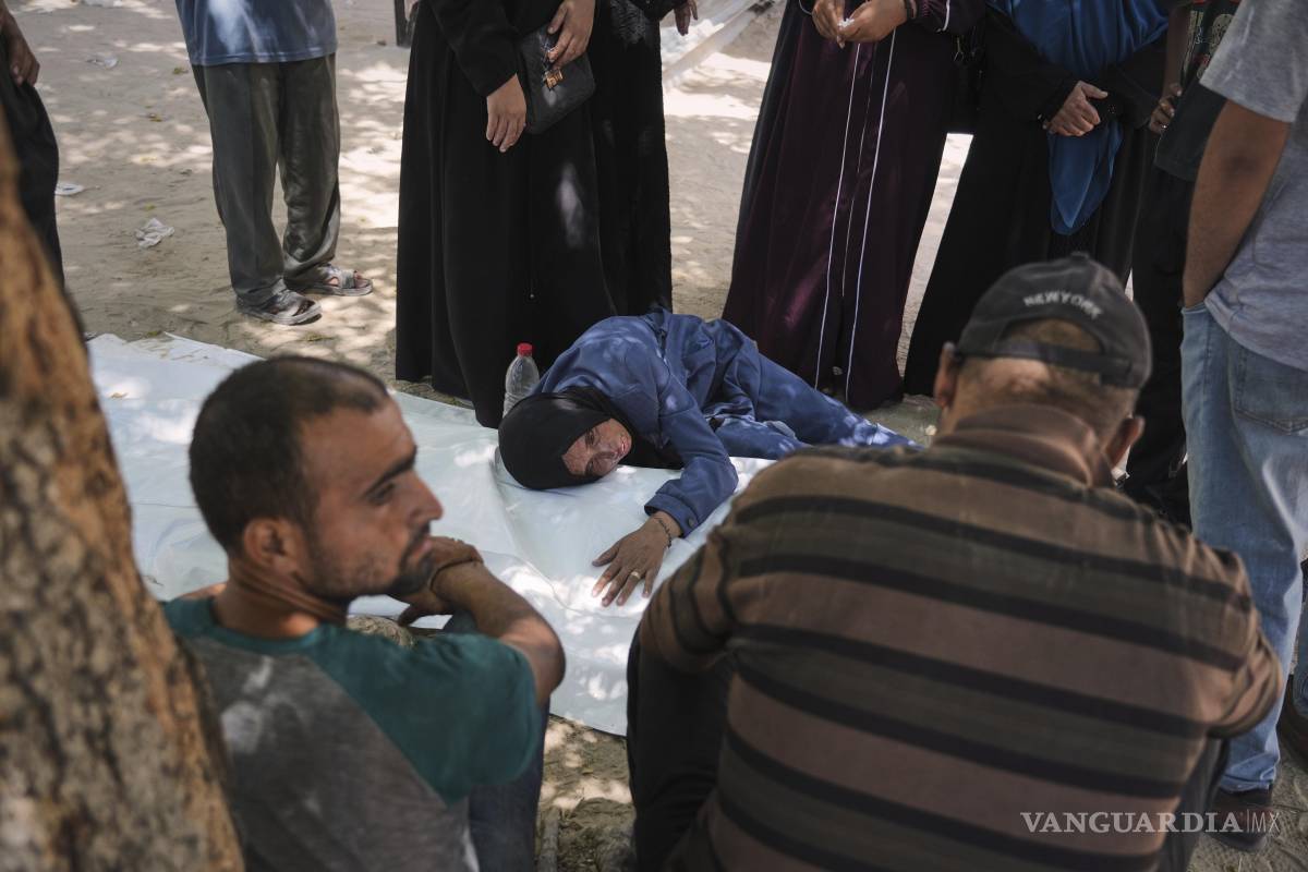 $!La madre de Raafat Al-Rubaie llora su cuerpo en una clínica de la ciudad de Gaza tras su muerte al intentar alcanzar los camiones de ayuda humanitaria.