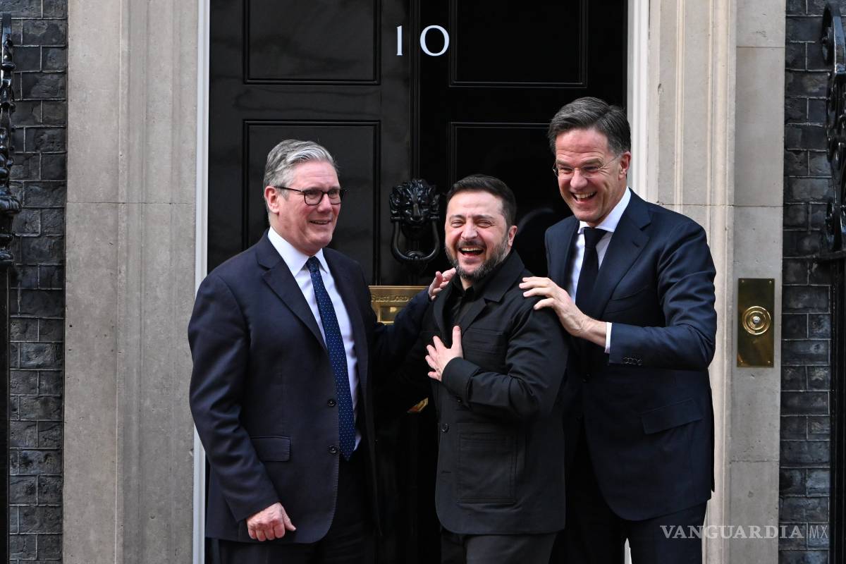 $!El primer ministro británico, Keir Starmer, el presidente ucraniano, Volodímir Zelenski, y el secretario general de la OTAN, Mark Rutte, en Londre