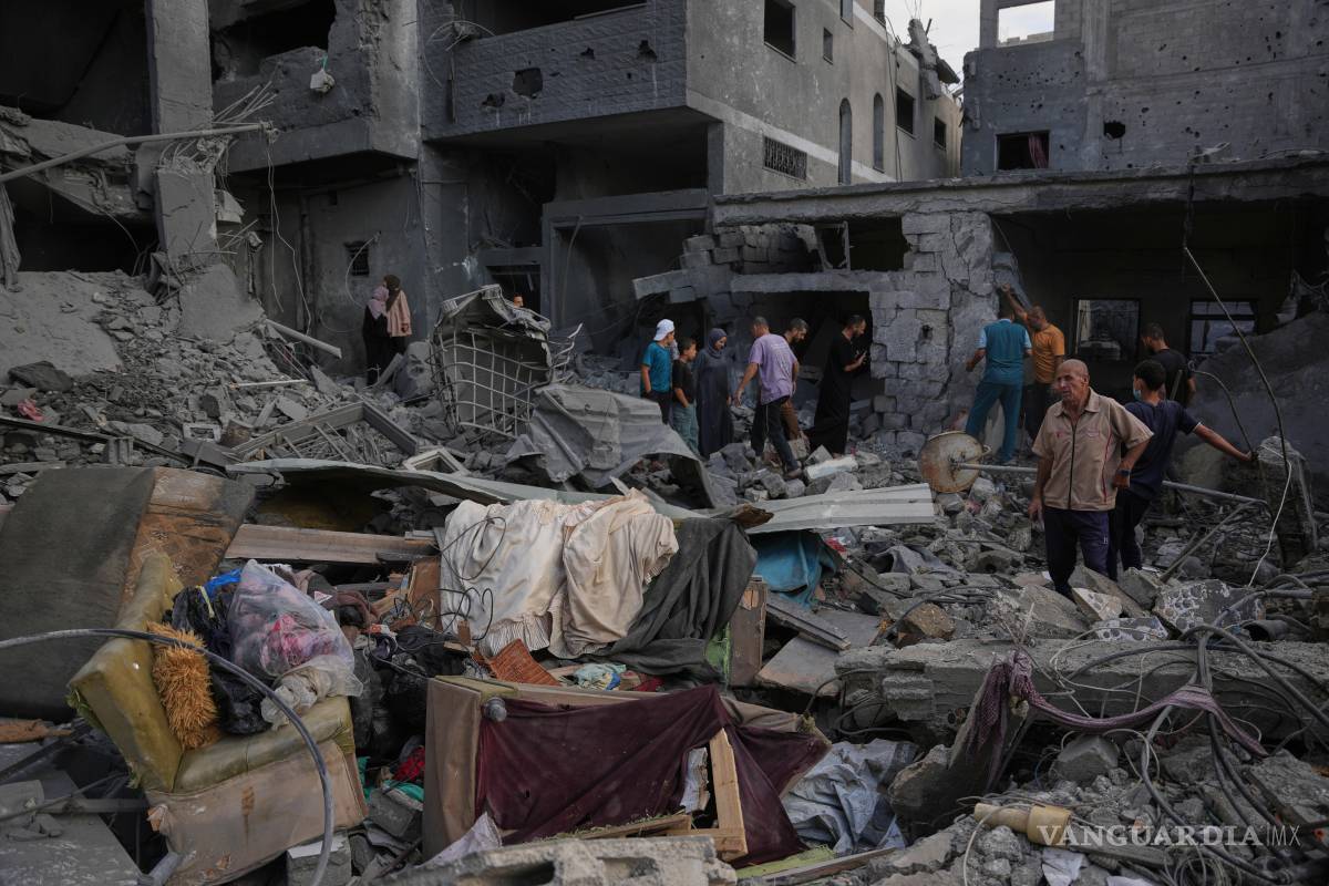 $!Palestinos recorren un edificio destruido por un bombardeo israelí, en Jan Yunis, sur de la Franja de Gaza, el 9 de octubre de 2026.