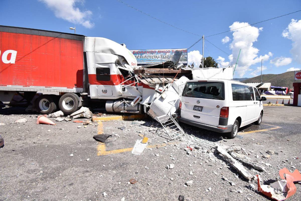 $!Alrededor de las diez de la mañana, dos normalistas acudieron a esta caseta para solicitar permiso a las autoridades presentes, incluyendo a la presidenta de la Comisión de Derechos Humanos del Estado de Guerrero (CDHEG), Cecilia Narciso Gaytán, de tomar por una hora este tramo carretero y dejar el paso libre a los automovilistas.