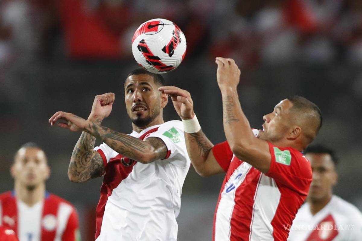 $!Sergio Peña Flores de Perú disputa el balón con Richard Ortiz de Paraguay.
