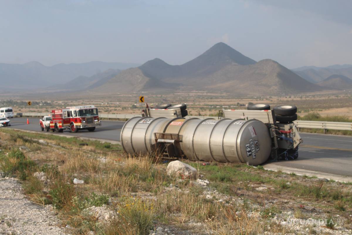 Tanque de diésel de tráiler se desprende y vuelca en la carretera Saltillo-Zacatecas