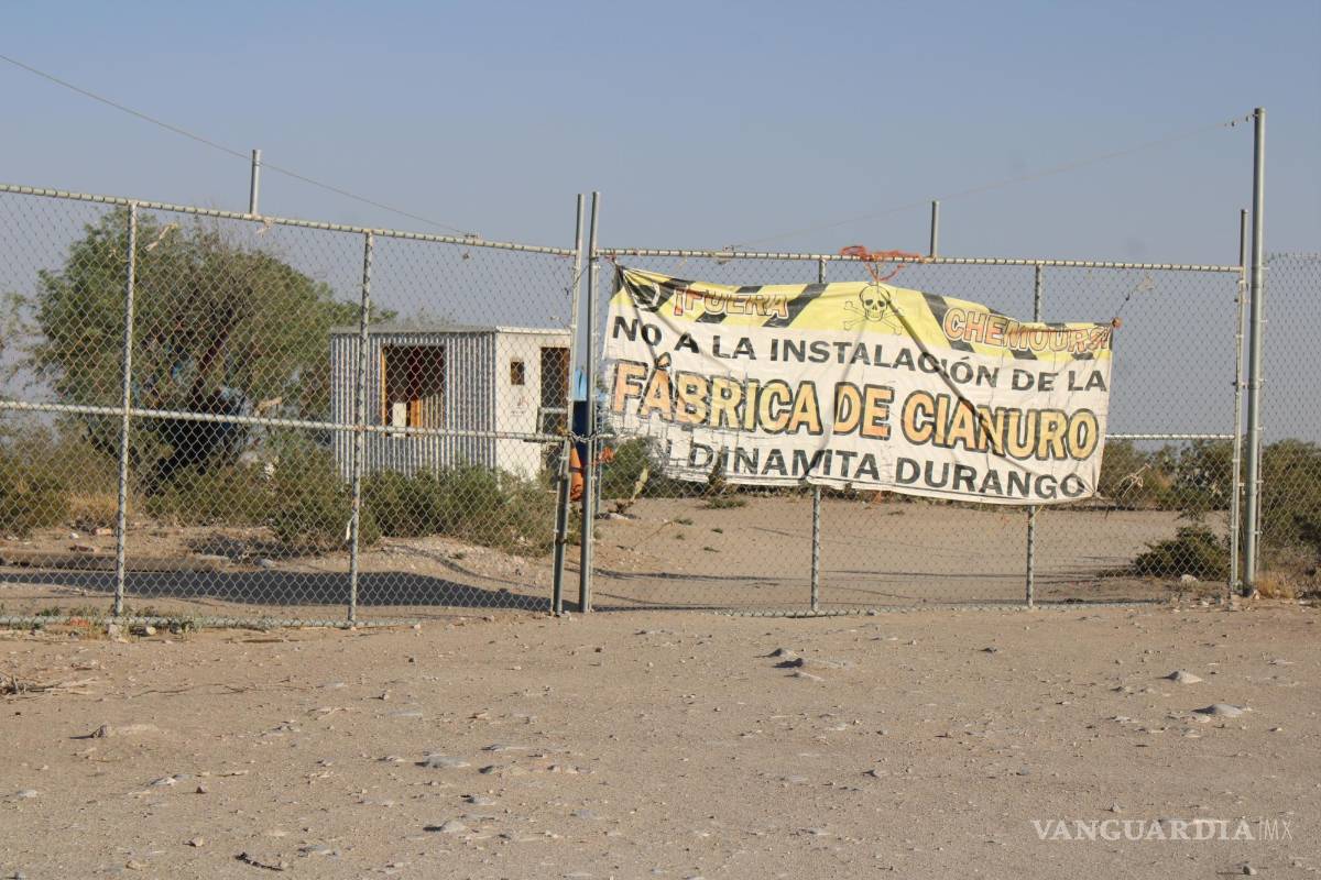 $!A la entrada del territorio donde se instalaría la empresa Chemours, en la comunidad de El Siete, cuelga una lona, la primera que se utilizó para reclamar la instalación de la compañía.