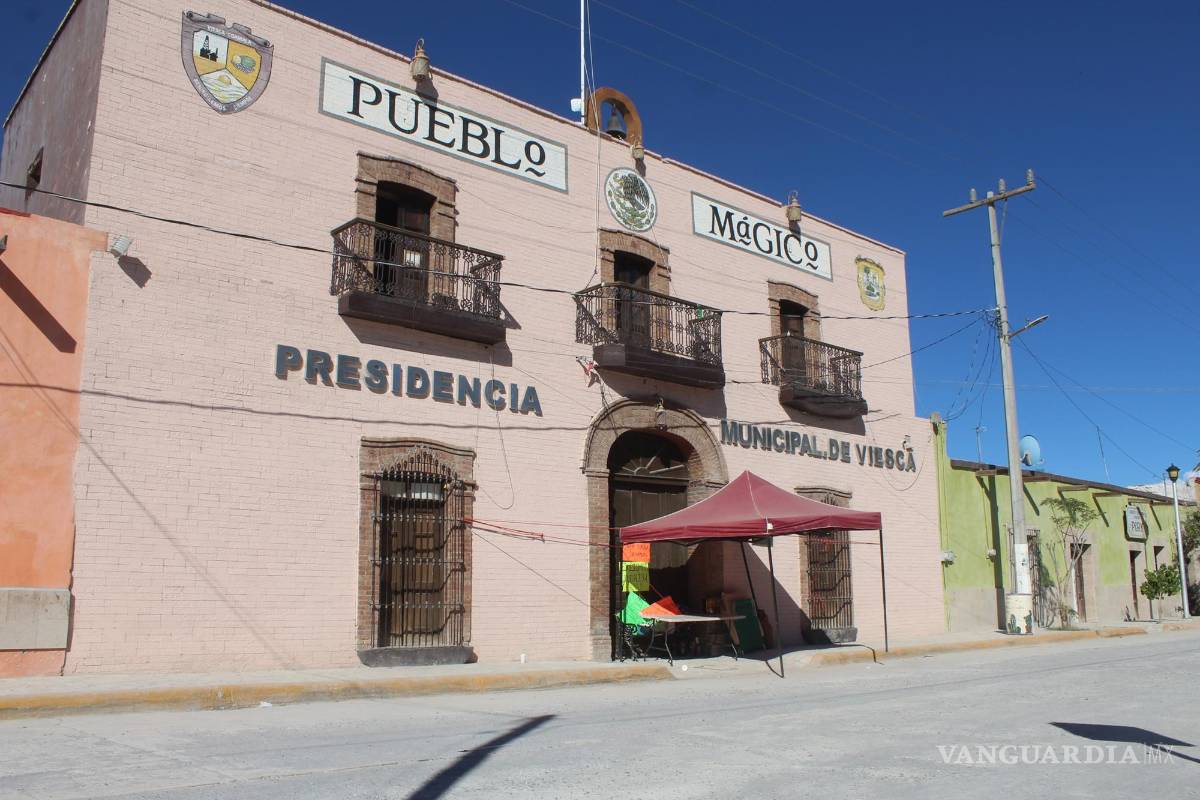 $!Habitantes del Pueblo Mágico de Viesca han puesto un plantón en el Ayuntamiento pidiendo explicaciones.