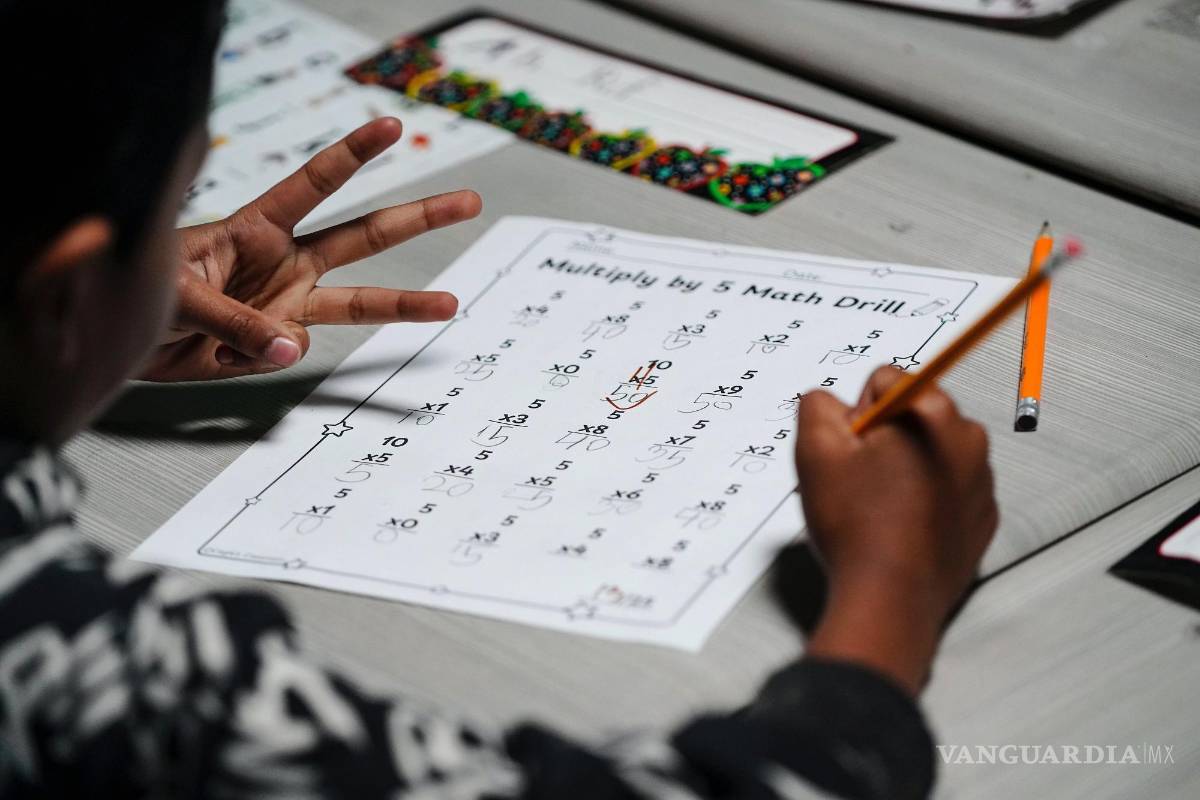 $!Un estudiante de segundo grado usa su mano para hacer cuentas en la Academia Place Bridge, el 20 de mayo de 2025, en Denver.
