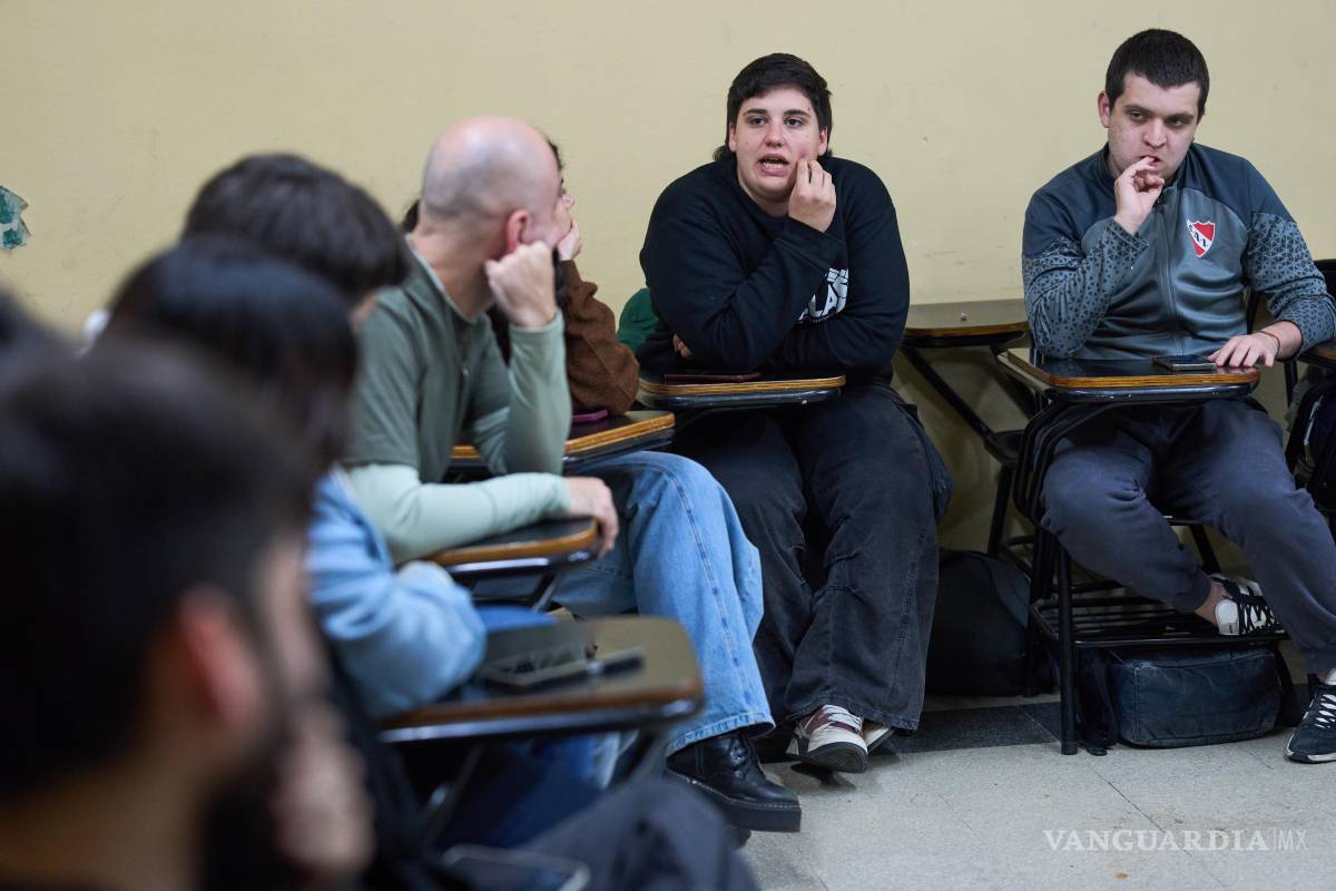 $!Estudiantes universitarios se reúnen en un aula para debatir sobre la deuda en Buenos Aires, Argentina, el miércoles 26 de agosto de 2026.