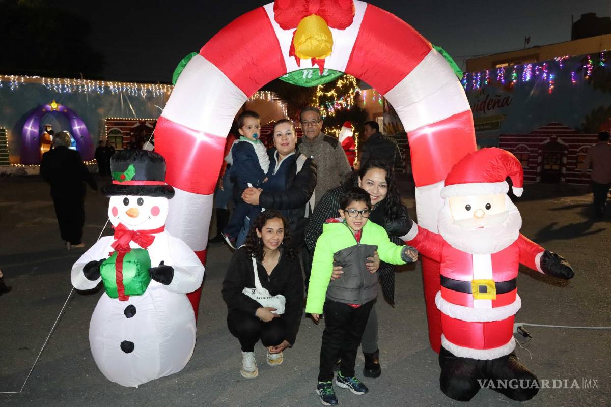$!Familiares disfrutando de la inauguración de la Villa Navideña 2022.
