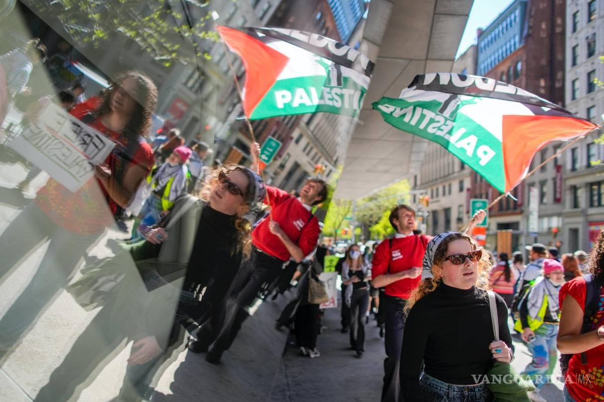 $!Estudiantes de la universidad New School y partidarios de los palestinos se concentran frente al edificio universitario en Nueva York.