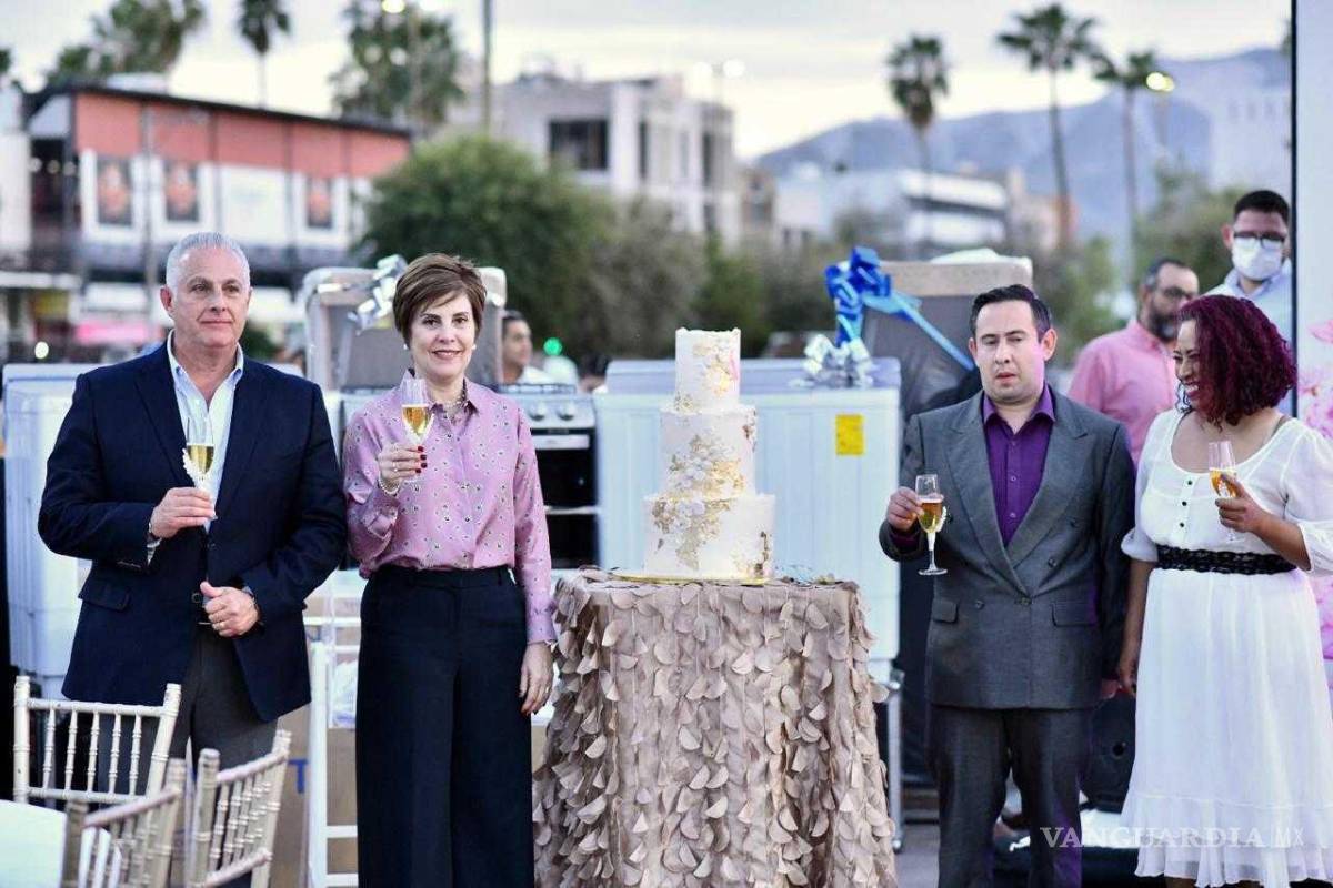 $!Las parejas realizaron el brindis de honor a manera de celebrar su reciente unión en matrimonio civil.