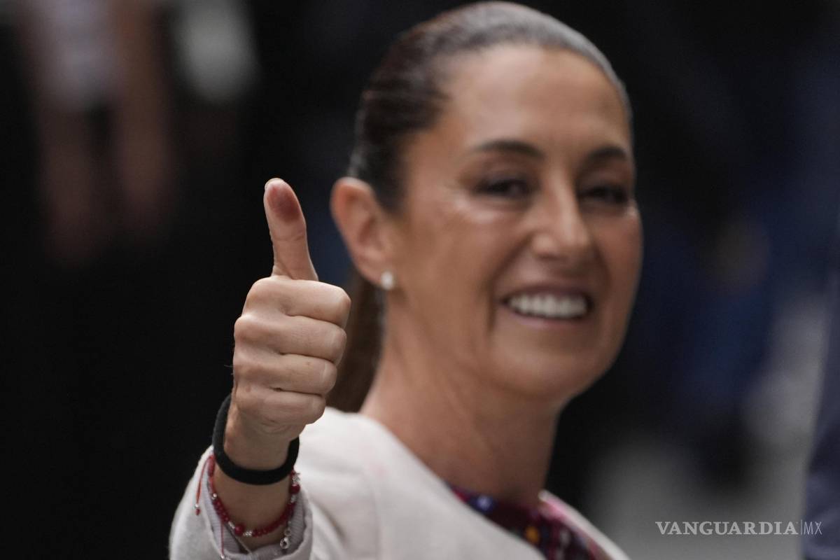 $!La presidenta Claudia Sheinbaum muestra su pulgar con tinta después de votar en las primeras elecciones judiciales del país en la Ciudad de México.