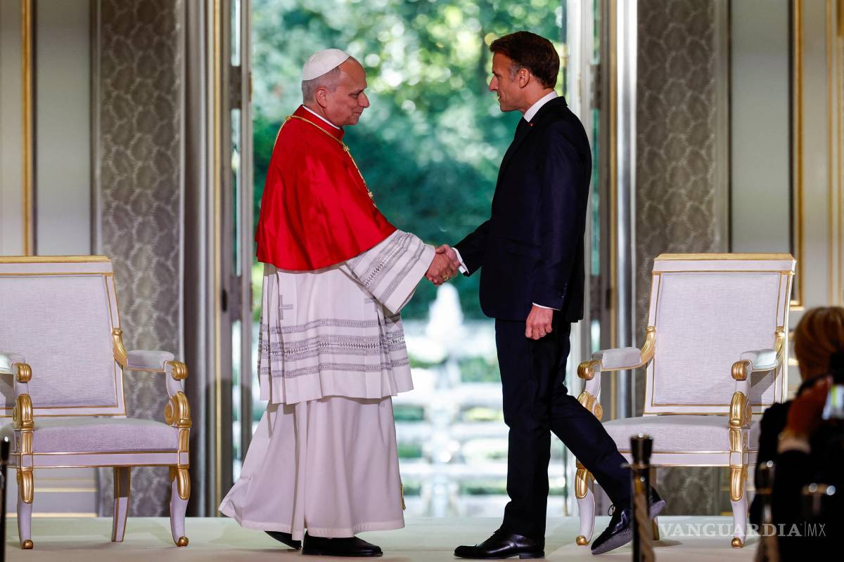$!El presidente de Francia, Emmanuel Macron, recibe al papa León XIV en el Palacio del Elíseo, en París, el 25 de septiembre de 2026.