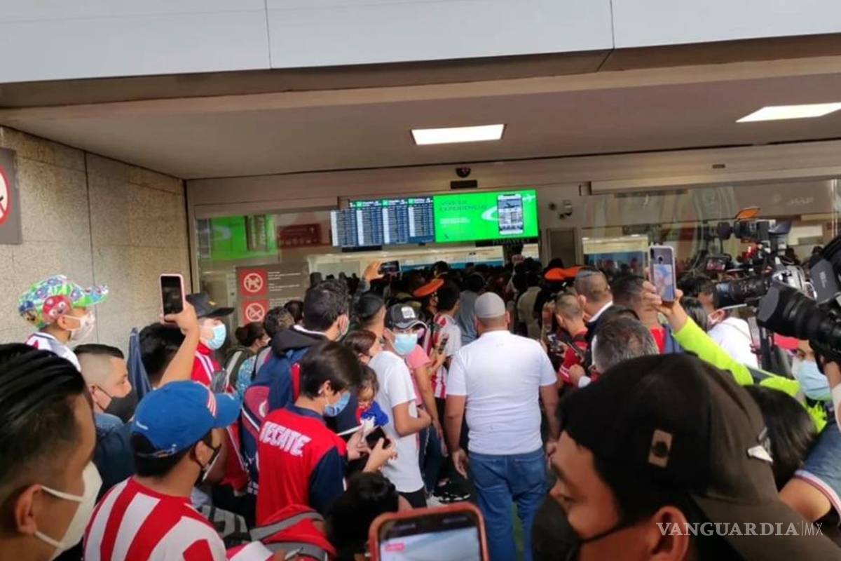 Afición reciben a Chivas en el Aeropuerto, previo al Clásico Nacional