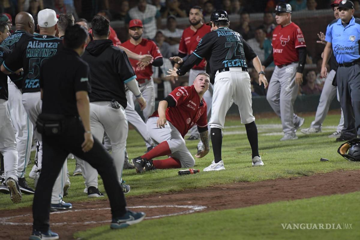 $!Los jugadores rápidamente se reunieron en el diamante, incluyendo a los del bullpen.