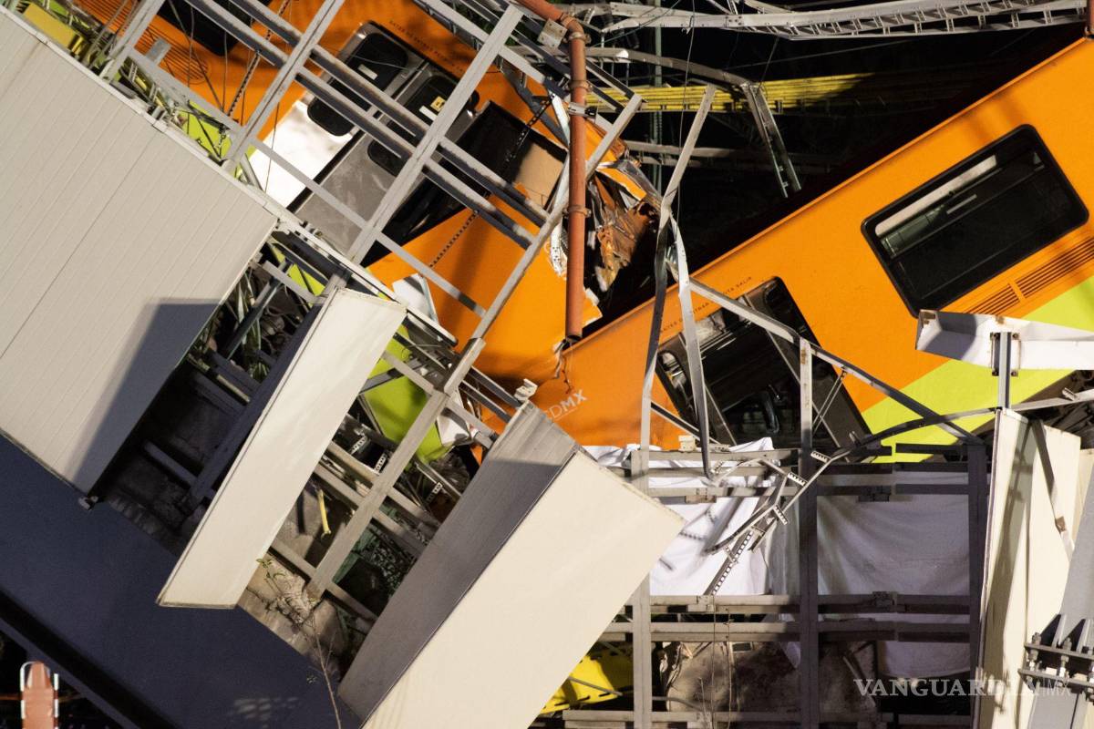 $!Dos vagones del metro quedaron colgando del tramo elevado de la Línea 12.