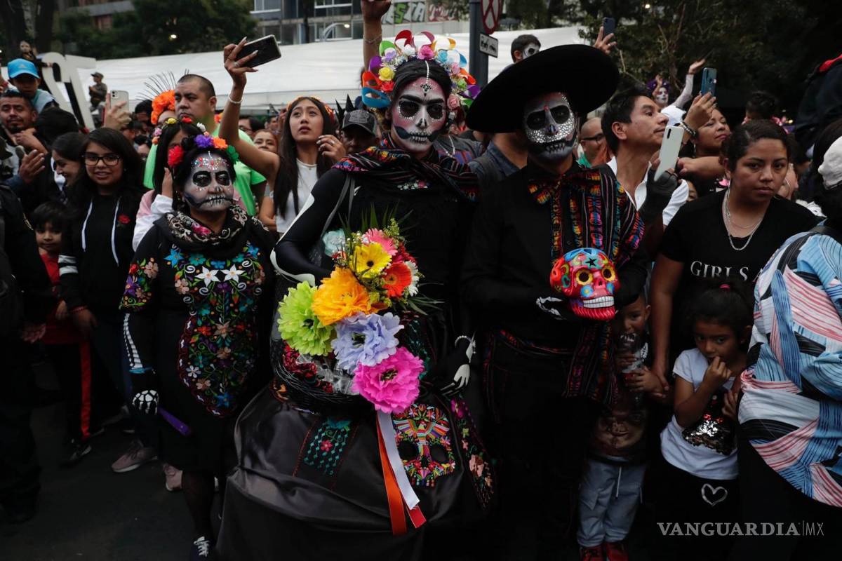 $!Inicia la procesión de catrinas del Ángel de la Independencia al Zócalo capitalino.