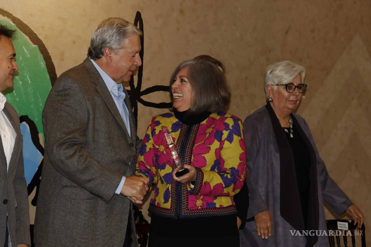 $!Norma Violeta Dávila Salinas, directora de la Universidad Tecnológica de Saltillo Unidad Derramadero, recibió el galardón en la categoría de Educación Ambiental.