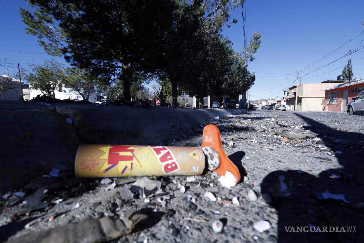 $!Restos de pirotecnia contaminan las calles de Saltillo el día de Navidad.