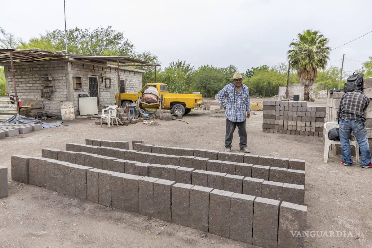 $!Personas en la región utilizan los residuos de la coquización para realizar bloques, aunque hay antecedentes de contaminación con ese material.