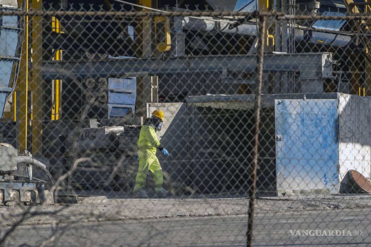 $!n trabajador fuera de una planta de reciclaje de baterías de automóviles en Monterrey, México.