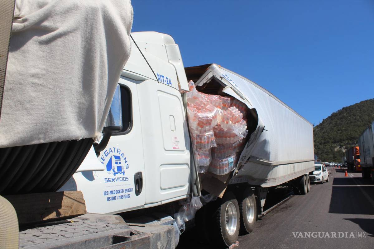Imprudente trailero choca en Los Chorros contra otro tráiler; no hubo lesionados