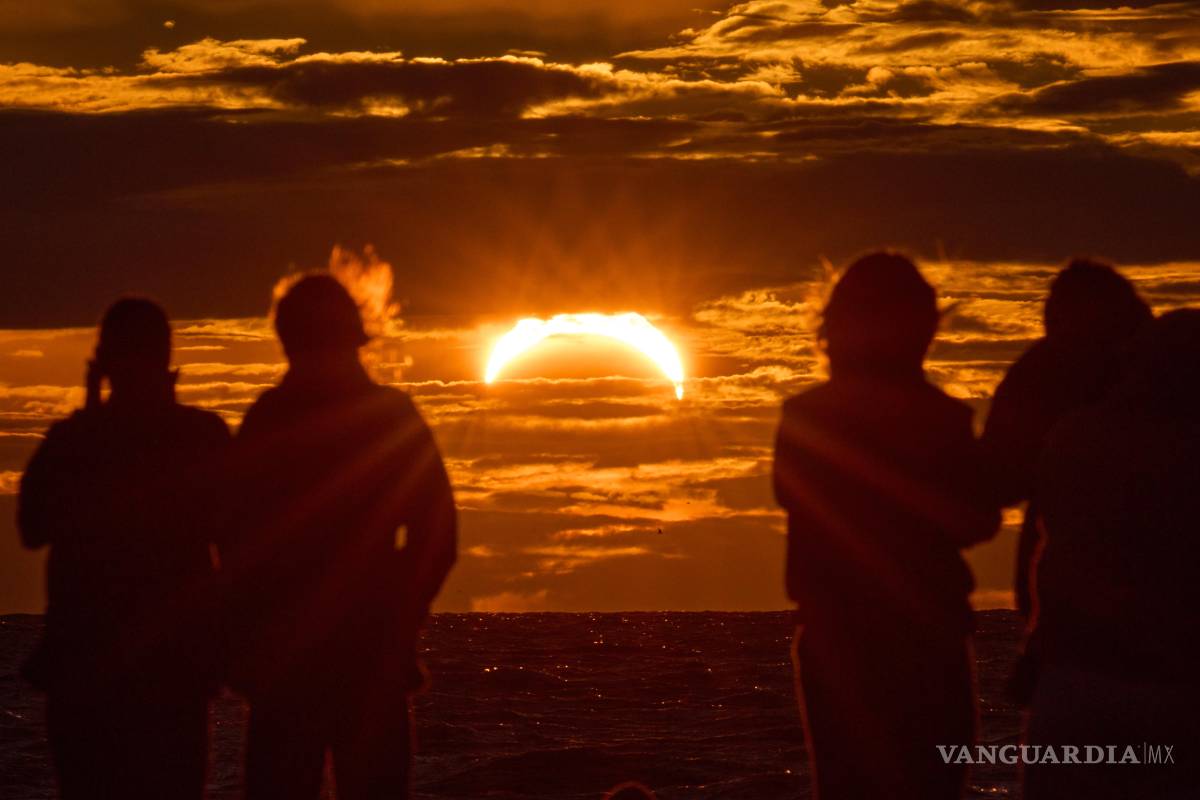 $!Varias personas observan un eclipse solar en la costa del Golfo de Finlandia, en San Petersburgo, Rusia, el miércoles 12 de agosto de 2026.