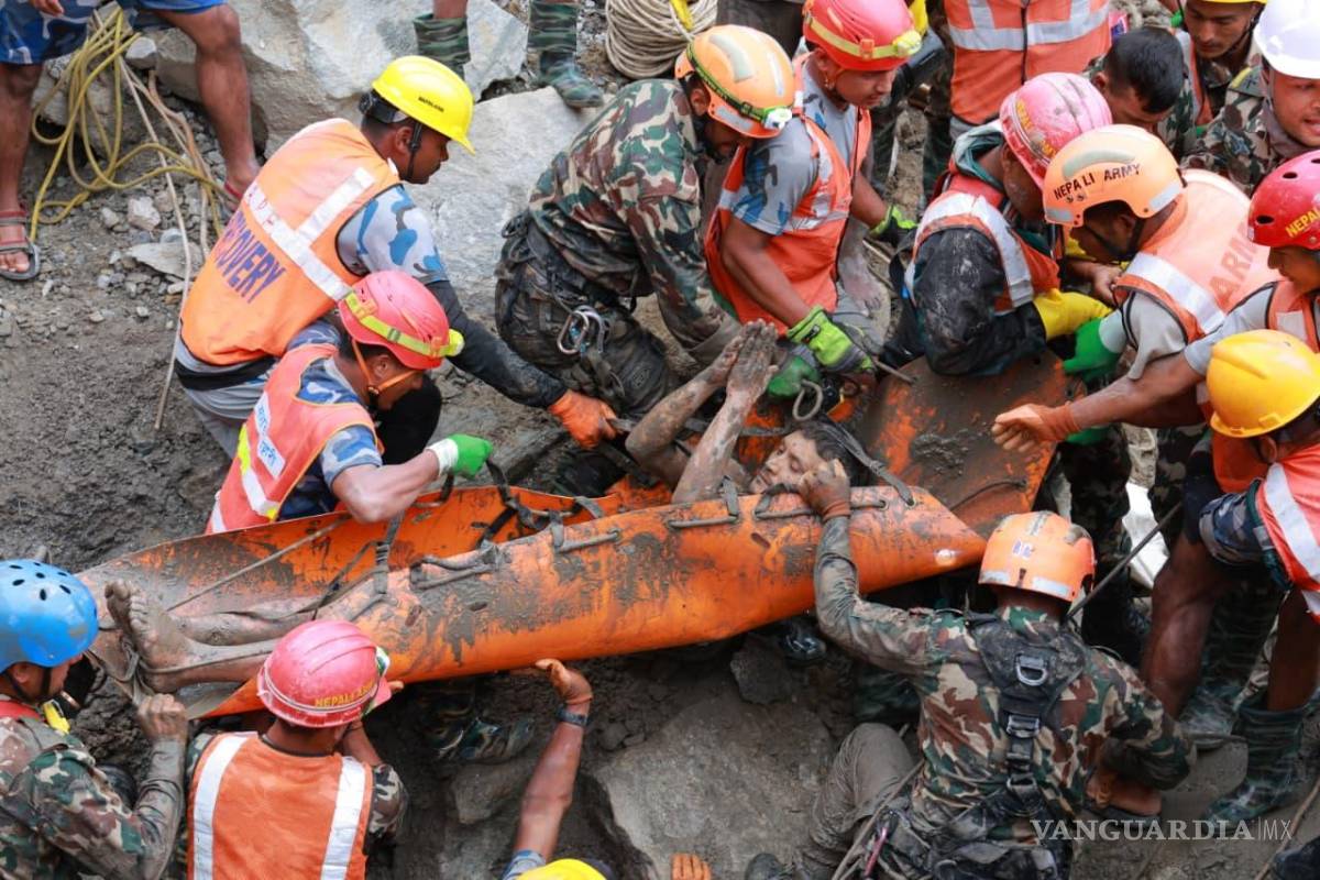$!Soldados rescatan con vida a un trabajador atrapado en un túnel durante una operación en el proyecto hidroeléctrico Trishuli-3A en el distrito de Rasuwa.