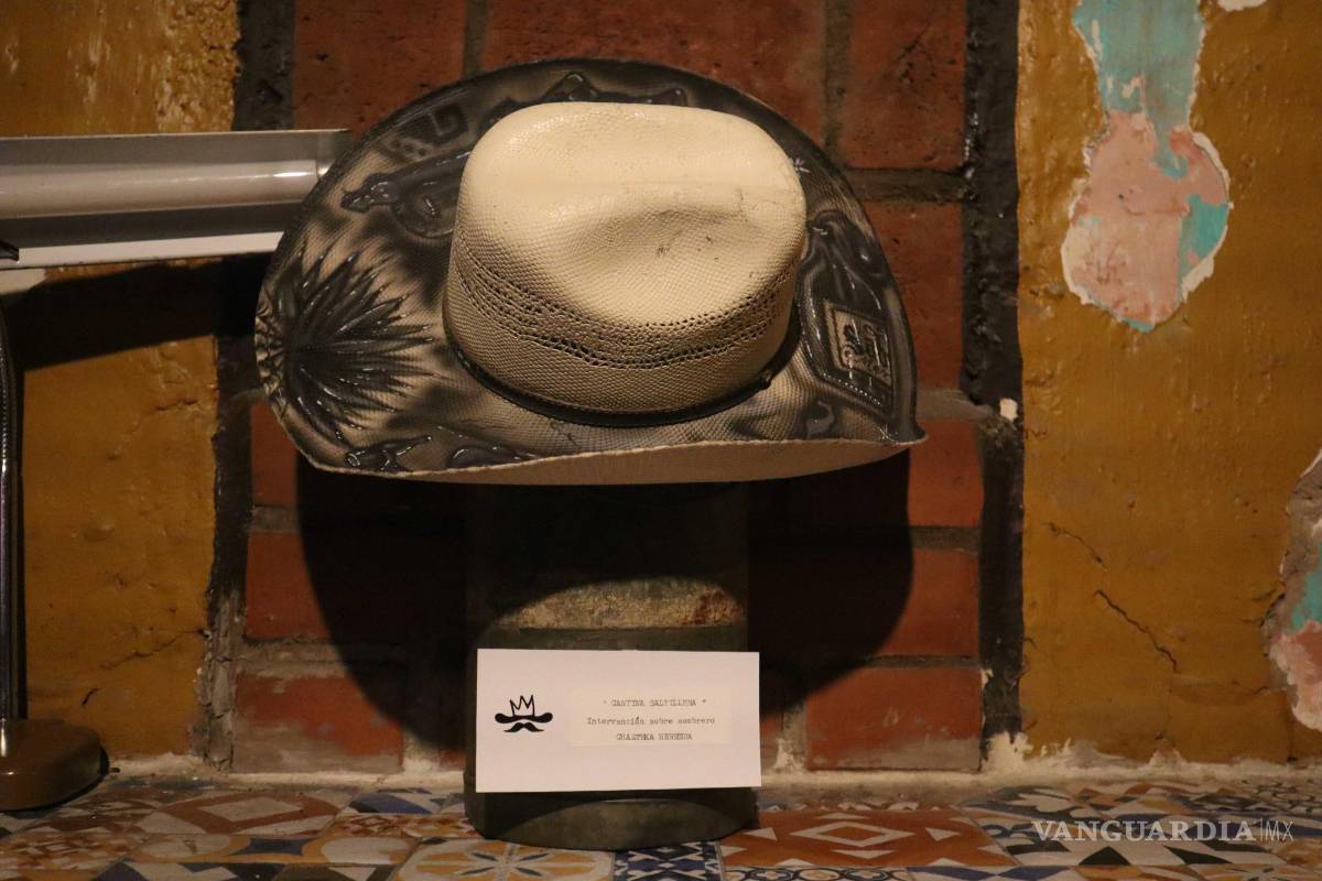 $!Artistas ‘enchulan’ el Chacho’s Bar con exposición inspirada en la cantina