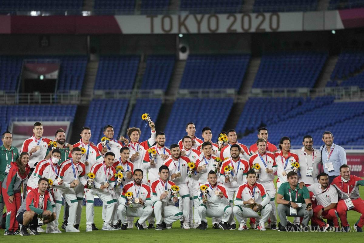 $!La selección de México posa para una foto después de recibir la medalla de bronce por el fútbol masculino.