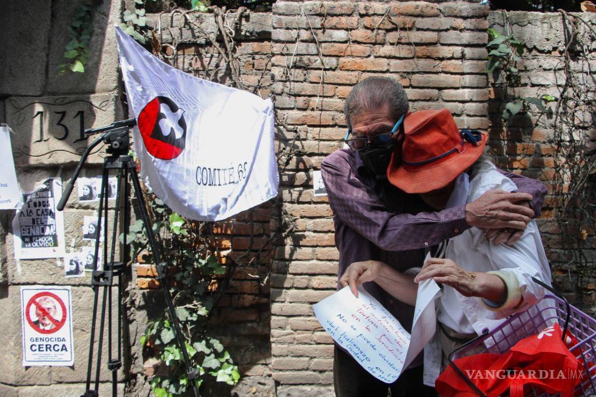 $!Manifestación a las afueras de la casa del expresidente Luis Echeverría Álvarez.