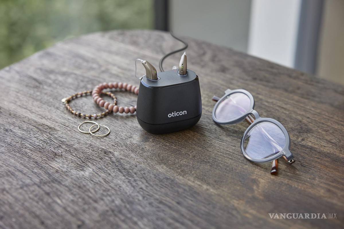 $!Audífono de última generación Oticon Intent, junto a gafas y joyas.