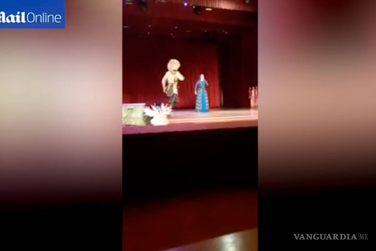 Bailarín muere en el escenario, la audiencia le aplaudió, pensaban que era parte del 'show'